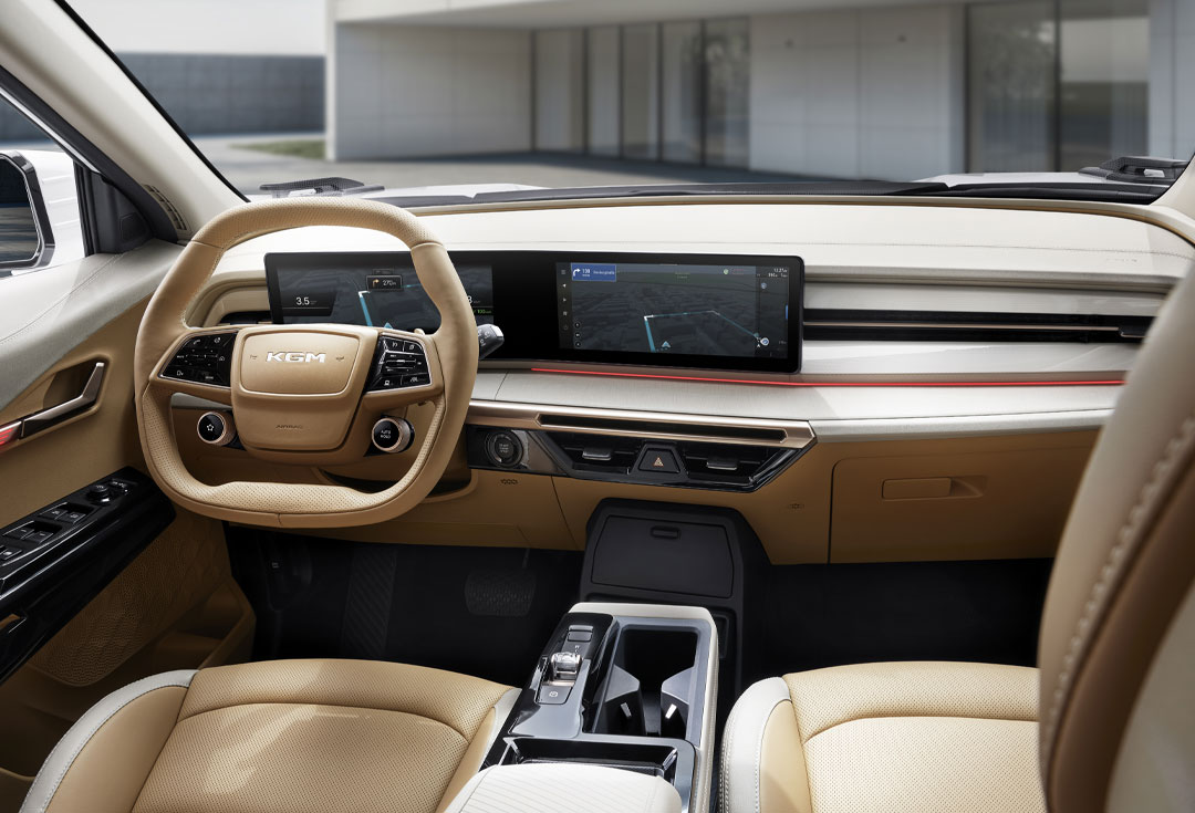 Innenraum des KGM Actyon mit zwei 12,3-Zoll-Displays, smartem Infotainment und hochwertiger Ausstattung
