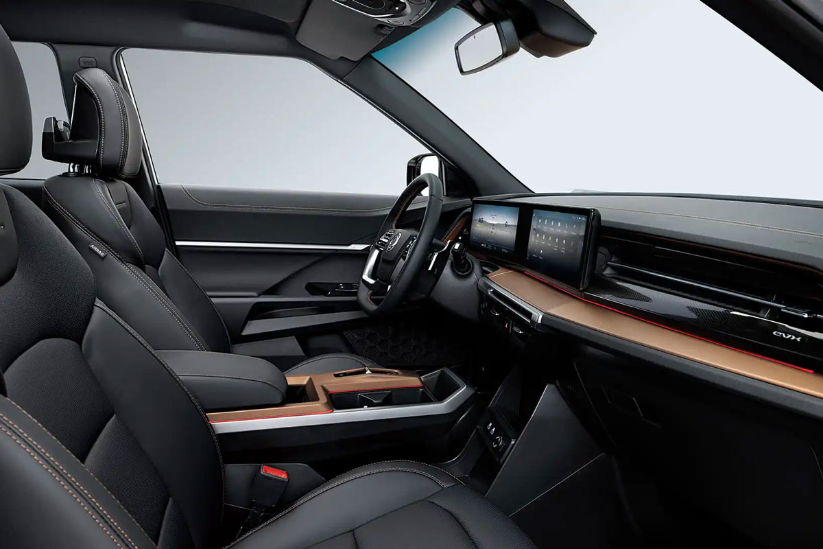 Innenraum KGM Torres Hybrid mit 12.3 Zoll Cockpit und 12.3 Zoll Touchscreen &ndash; Apple CarPlay und Android Auto